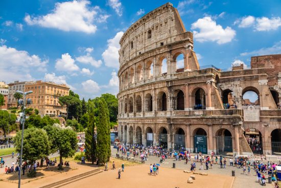 colosseumwithclearblueskyromeitaly-romelandmarkand