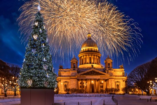 saint-petersburg-fireworks-russia-christmas-st-isaacs-cathed