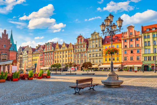 market-square-in-the-old-town-of-wroclaw-at-summer-poland